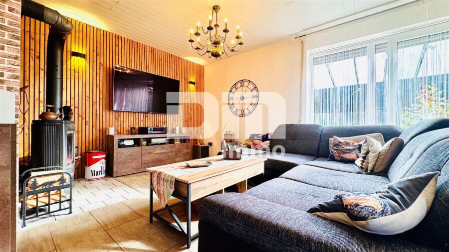 Modernes Ein-/Zweifamilienhaus mit PV Anlage und großer Doppelgarage auf herrlichem Anwesen - EG WE1 Offener Wohn / Essbereich / Kamin